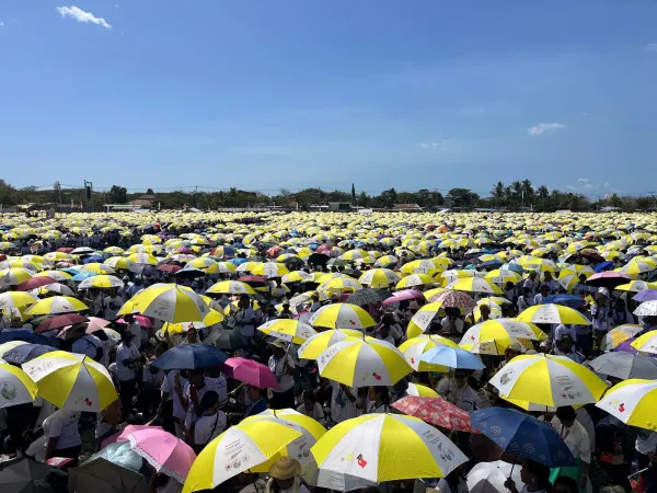 Mar de paraguas con los colores del Vaticano en la explanada de Taci Tolu, en Dili. Crédito: Courtney Mares/ EWTN News