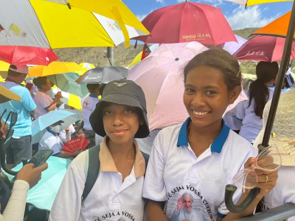 Las amigas de 11 años tras 12 horas bajo el sol. Crédito: EWTN News