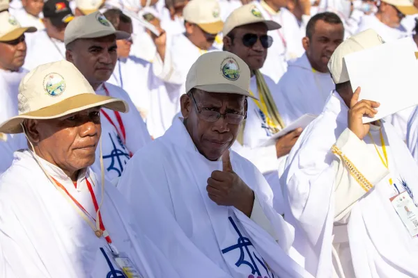 Sacerdotes participan en la Misa del Papa Francisco en Dili. Crédito: Daniel Ibáñez/ EWTN News