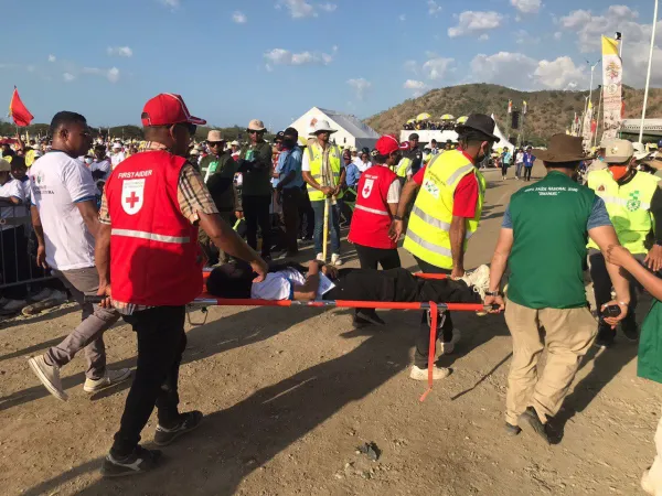 A woman faints from the high temperatures. Credit: Daniel Ibáñez/ EWTN News