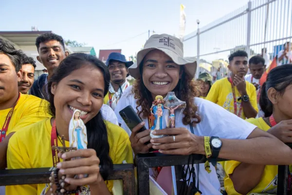 Jóvenes esperan al Papa Francisco. Crédito: Daniel Ibáñez/ EWTN News