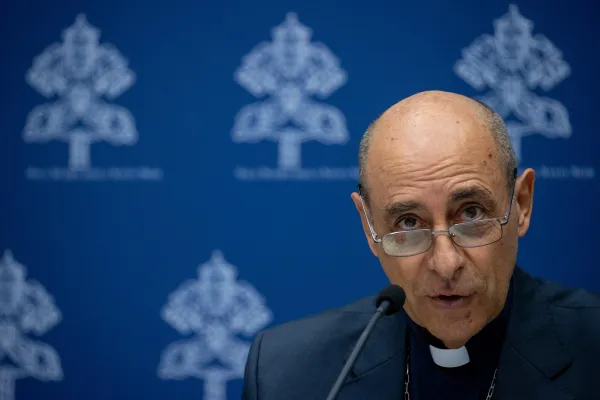 El Cardenal Víctor Manuel Fernández durante la rueda de prensa este 19 de septiembre. Crédito: Daniel Ibáñez/ EWTN News