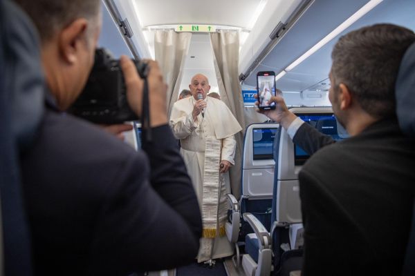 El Papa Francisco agradece la presencia de los periodistas. Crédito: Daniel Ibáñez/ EWTN News