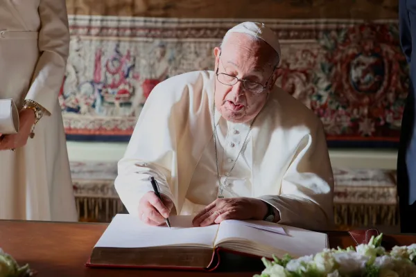 El Papa Francisco firma en el Libro de Honor. Crédito: Daniel Ibáñez/EWTN News