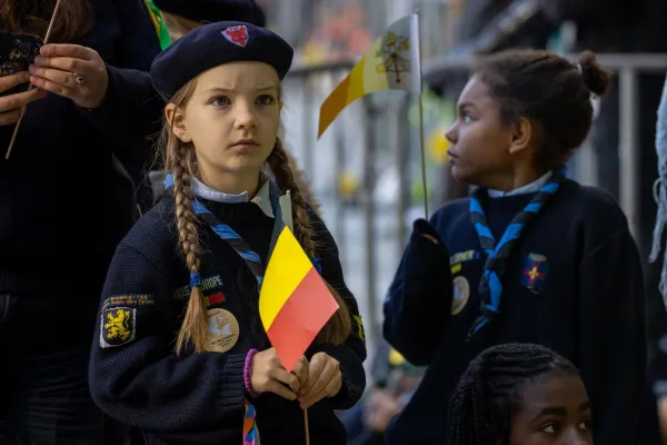 Niñas scouts participan en la Misa del Papa de esta mañana. Crédito: Daniel Ibáñez/EWTN News