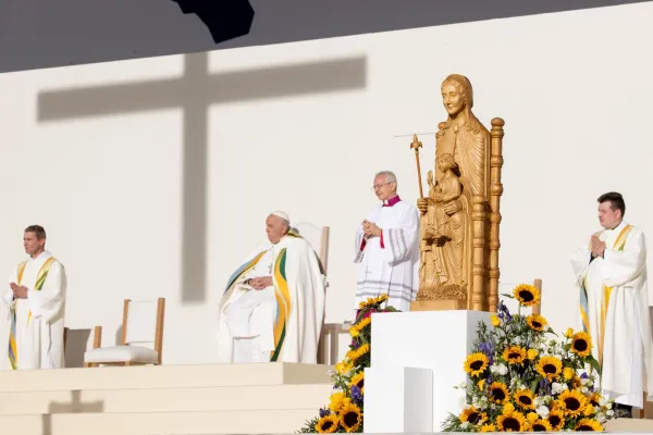 El Papa Francisco preside la Misa de clausura en el estadio Rey Balduino de Bélgica. Crédito: Daniel Ibáñez/EWTN News