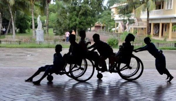 Niños juegan con sus sillas de ruedas en Camboya. Crédito: cortesía