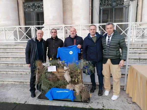 Frontiere di Pace volunteers before presenting the project to the Pope after the General Audience. Credit: Courtesy/ Frontiere di Pace