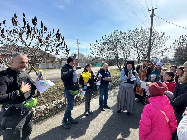 Giambattista Mosa (left) with Sister Olexia Pohranytchna while they distribute food to the population of Ukraine. Credit: Courtesy/ Frontiere di Pace