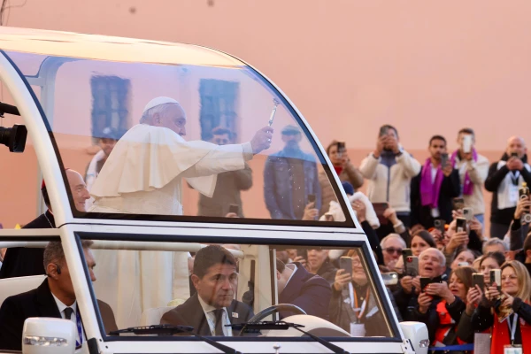 El Papa Francisco bendice a la multitud desde el papamóvil. Crédito: Daniel Ibáñez/ EWTN News