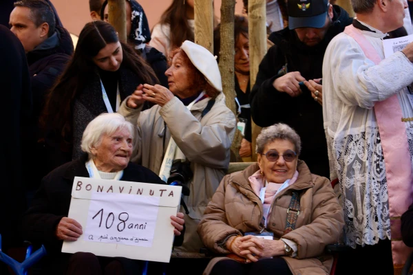 Mujer de 108 años que saludó al Papa Francisco. Crédito: Daniel Ibáñez/ EWTN News