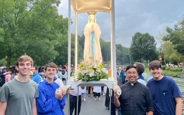 Jeff Miraflor y estudiantes de Jesuit High School New Orleans en una peregrinación a Lourdes antes de asistir a la Jornada Mundial de la Juventud en Portugal en 2023. Crédito: Cortesía de Jeff Miraflor.