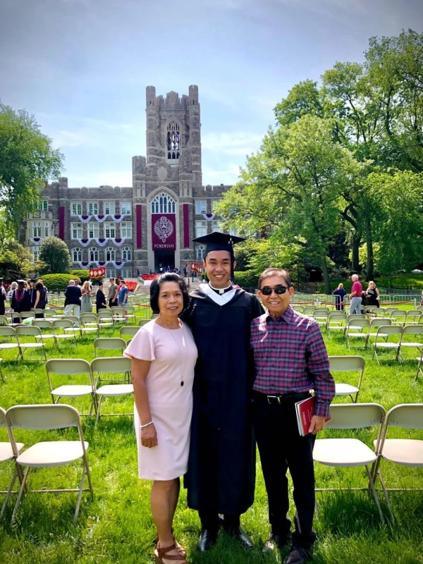 Jeff Miraflor con sus padres al graduarse de la Universidad de Fordham. Crédito: Cortesía de Jeff Miraflor.