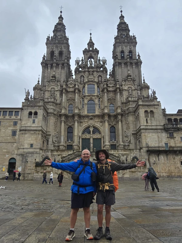 Mariano y Gastón en la Catedral de Santiago de Compostela. Crédito: Cortesía Gastón Suárez