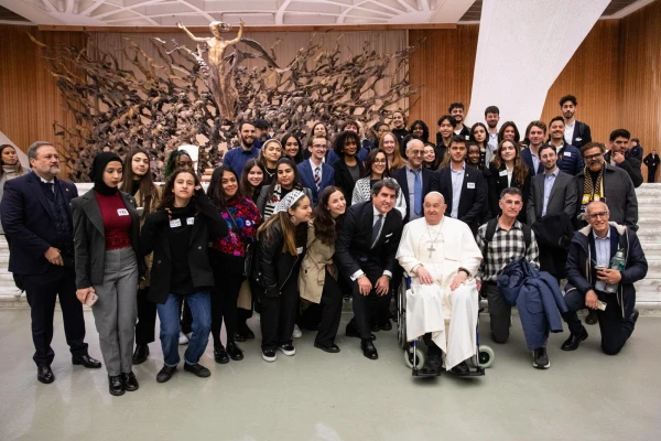 Pope Francis with the 33 young people after the General Hearing. Credit: Scholas happening