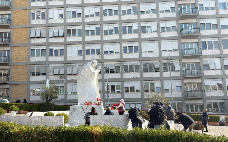 Un capellán del Gemelli ruega a Dios que el Papa Francisco vuelva pronto a “guiar a la Iglesia”