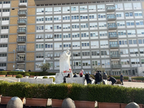 The Hospital Patio with the Student of San Juan Pablo II. Credit: Victoria Cardiel