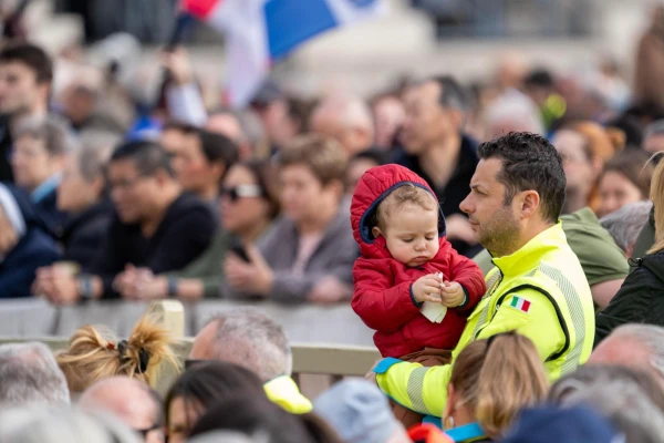 Hundreds of volunteers from all over the world gathered in the Plaza de San Pedro for Mass. Credit: Daniel Ibañez/Ewtn News