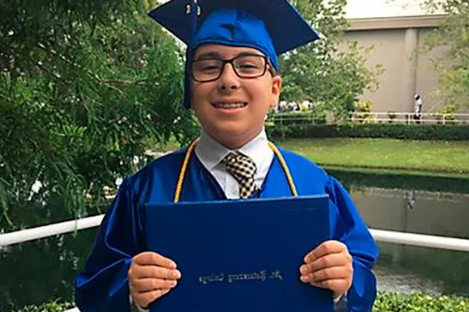 Niño genio recién graduado de la universidad quiere probar la existencia de Dios