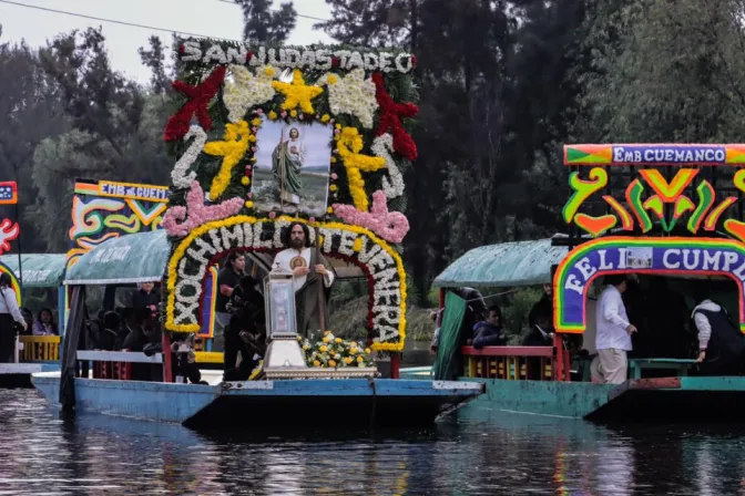 México: Procesión con la reliquia de San Judas Tadeo en lago de Xochimilco