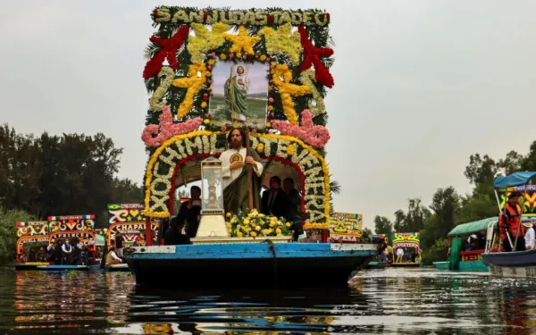 Procesión en Xochimilco de las reliquias de San Judas Tadeo. Crédito: Jacqueline Sánchez / Desde la Fe