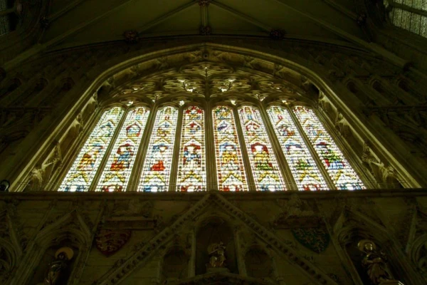 Vitrales en York Minster, sede del arzobispo de York, uno de los dos arzobispos de la Iglesia de Inglaterra. Crédito: Jonah McKeown / CNA