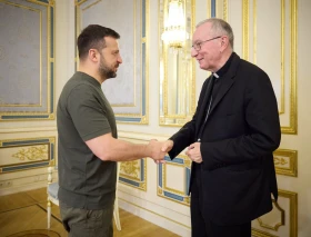 El Cardenal Pietro Parolin se reunió con Zelenski durante su visita a Ucrania