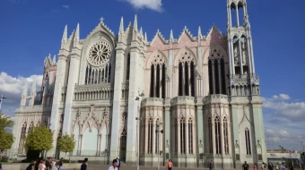 Fachada lateral del Templo Expiatorio en León, Guanajuato.