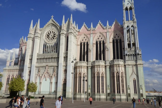 Iglesia Católica se pronuncia tras boda con disfraces de Caballeros del Zodiaco